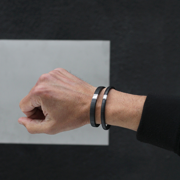 Pulseras de cerámica negra mate con motivos de oro blanco 18kts con diamante blanco y negro “stretchable” alma elástica de titanio, sin cierre.